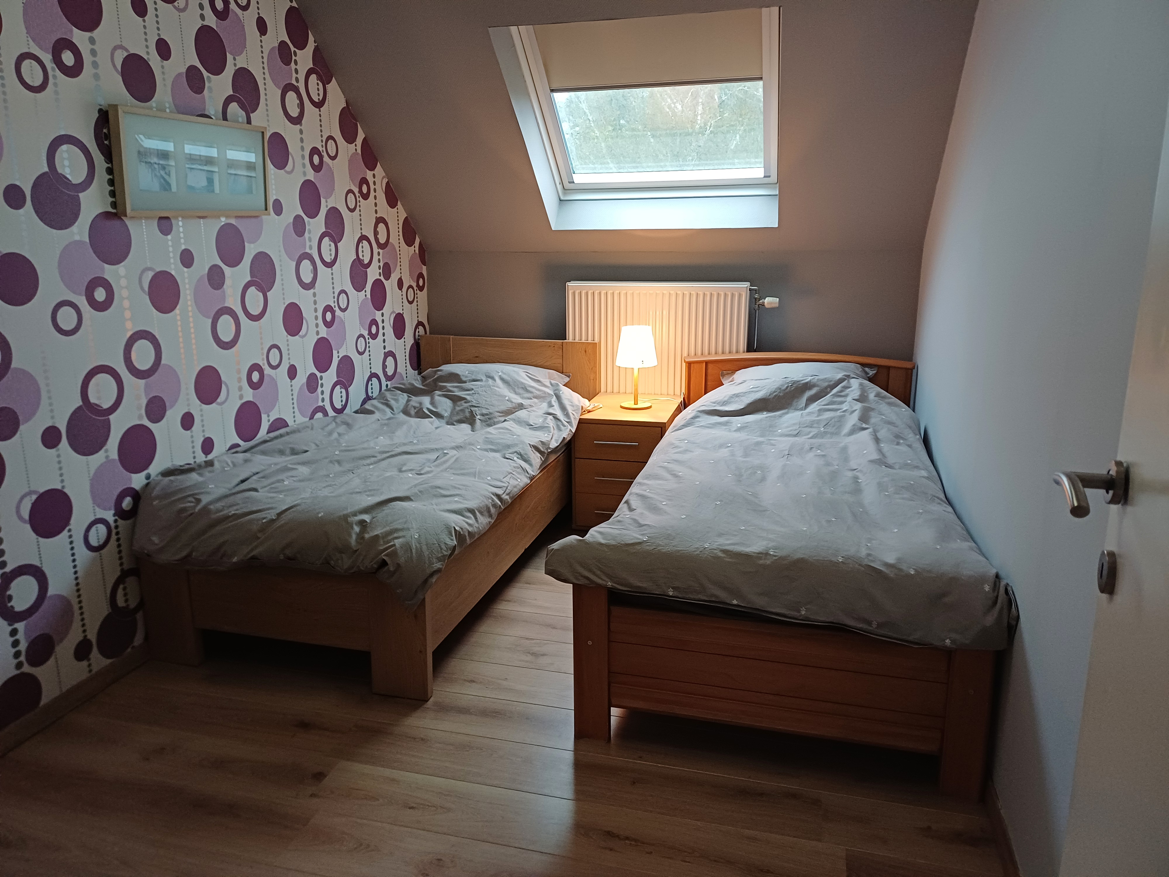 Foto van de 2de kinderkamer met 2 enkele bedden