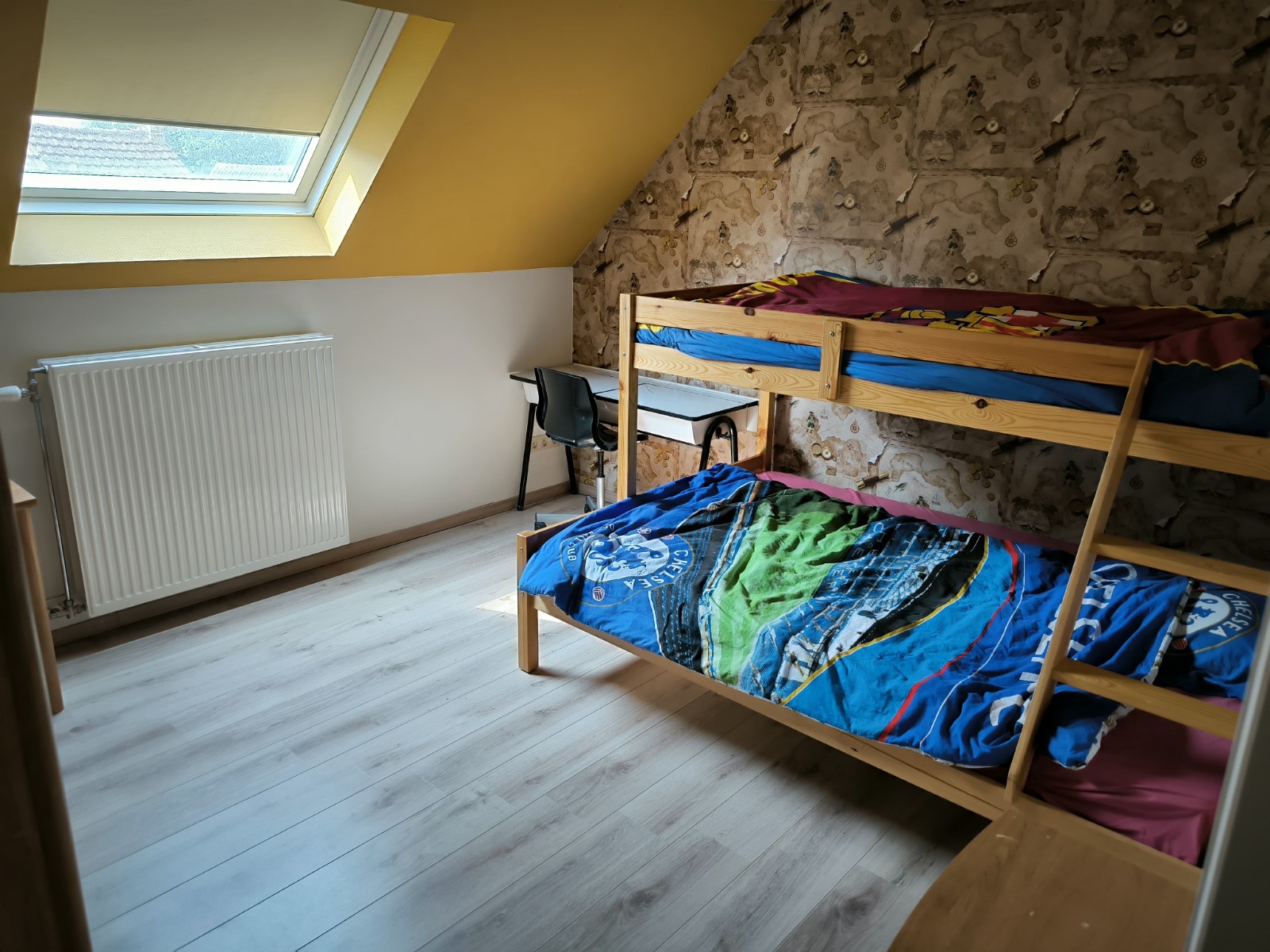 Foto van de 1ste kinderkamer met stapelbed