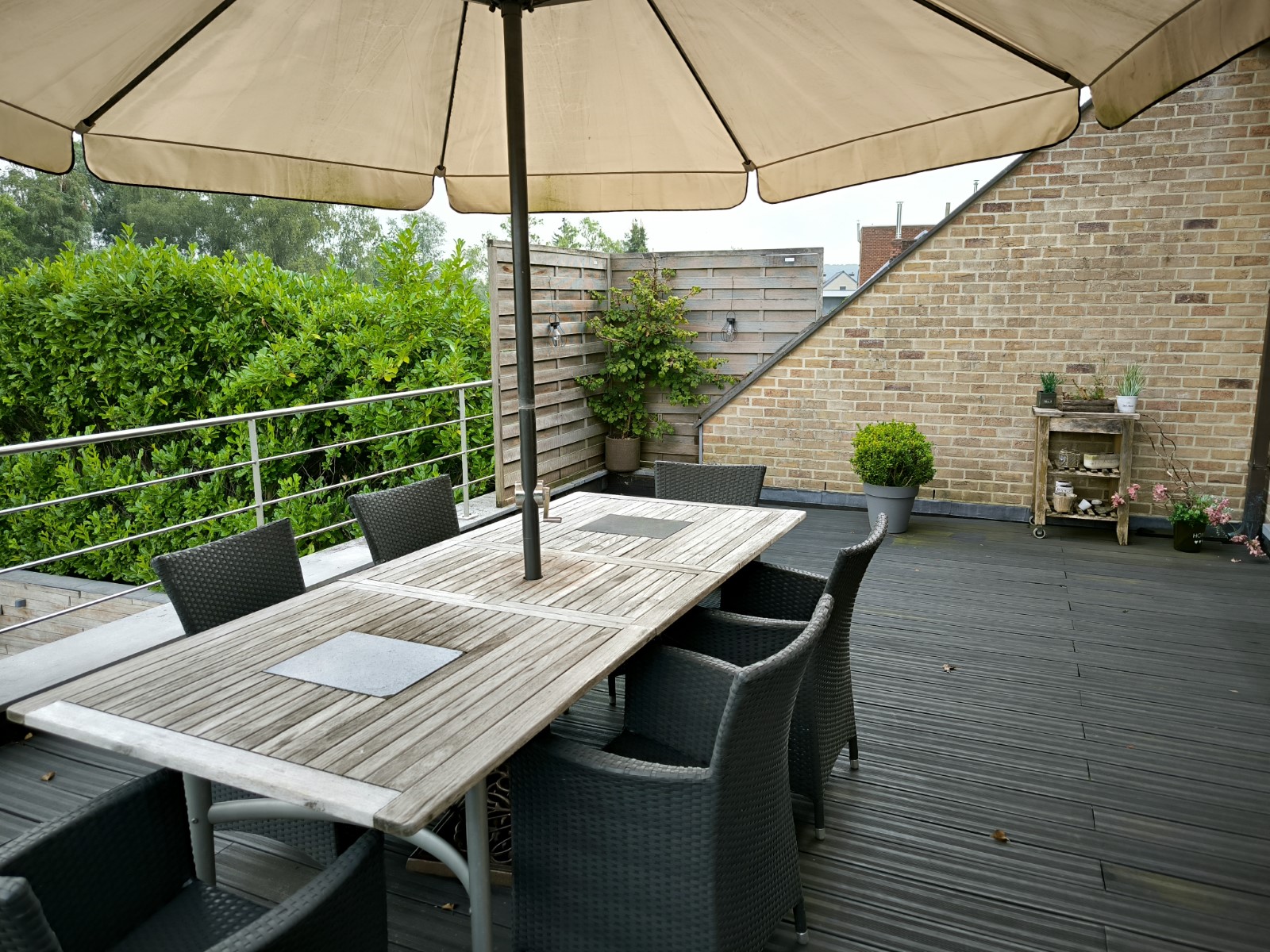 Foto van het terras met eettafel